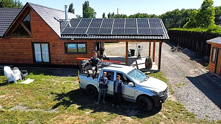 Equipo de Energy Solar N&C en terreno junto a una instalación residencial de paneles solares