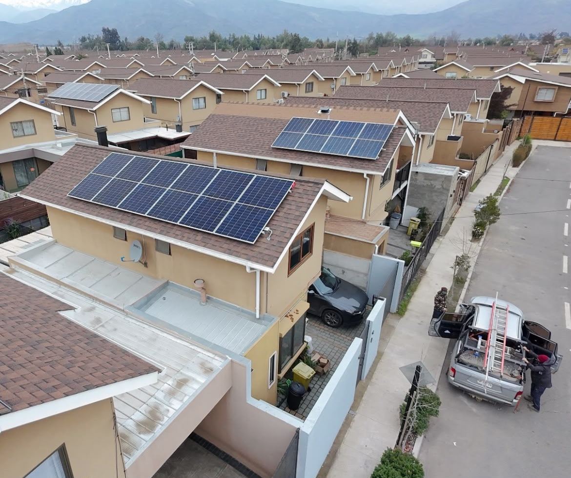 Vista aérea de paneles solares instalados en tejados de viviendas