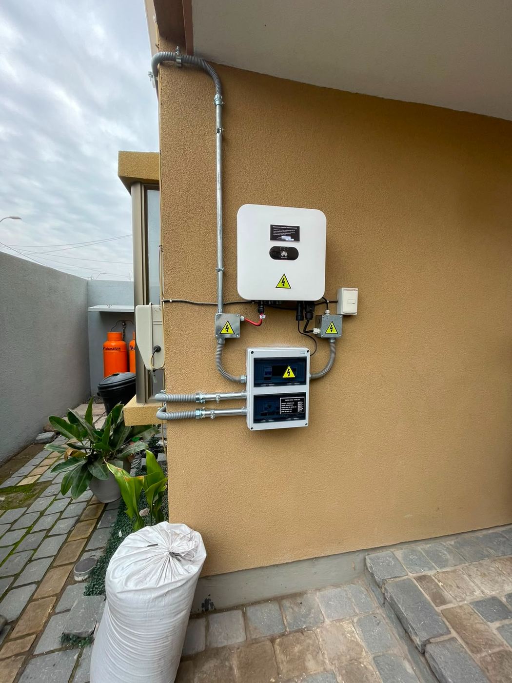 Inversor Huawei y tablero eléctrico instalados por Energy Solar N&C