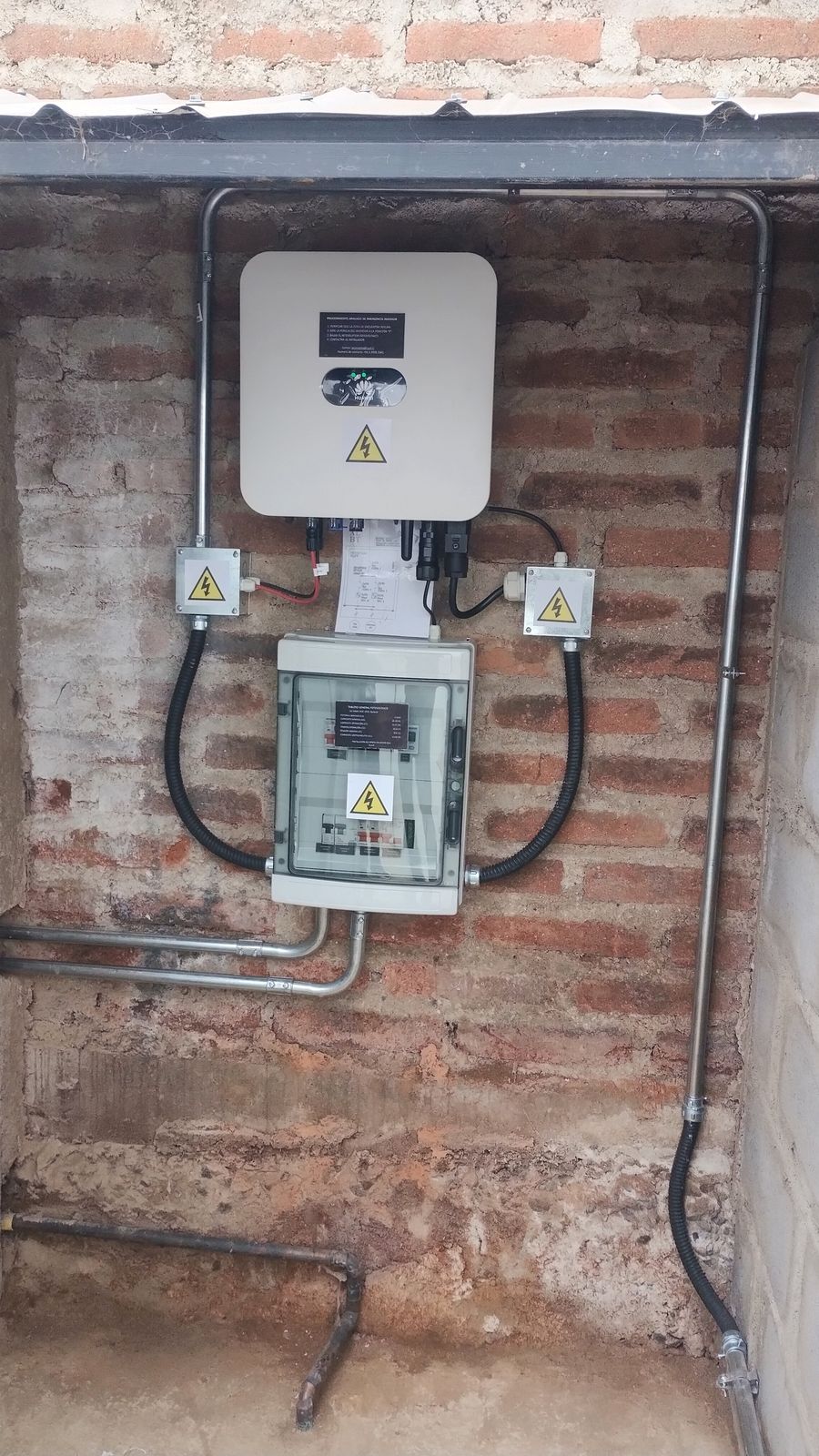 Inversor y tablero eléctrico instalados en muro de ladrillo