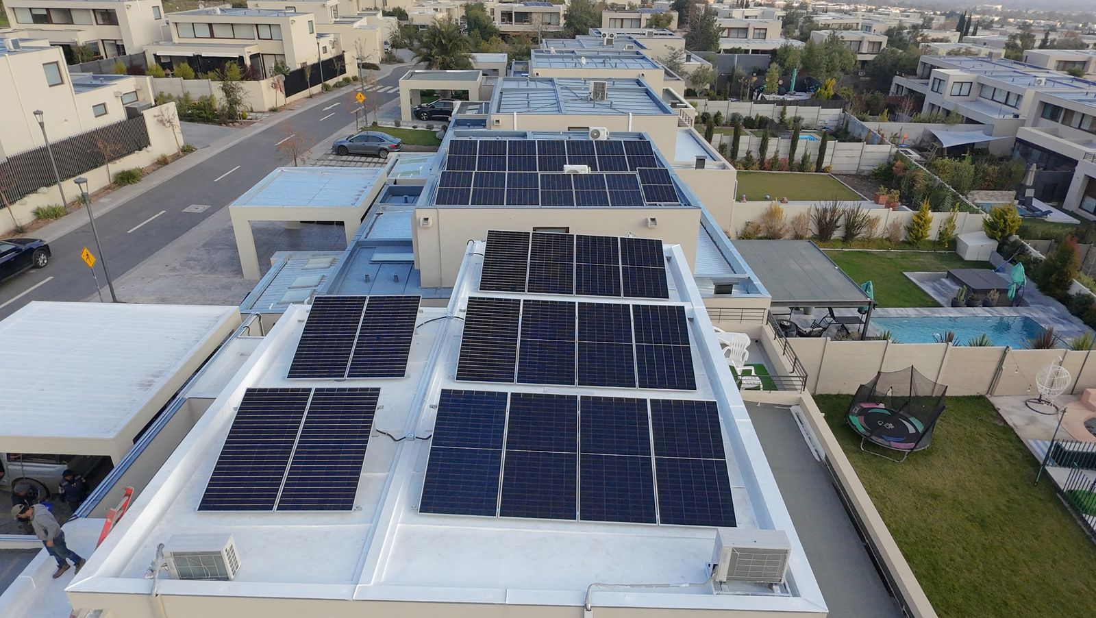 Foto aérea de paneles solares en techo residencial