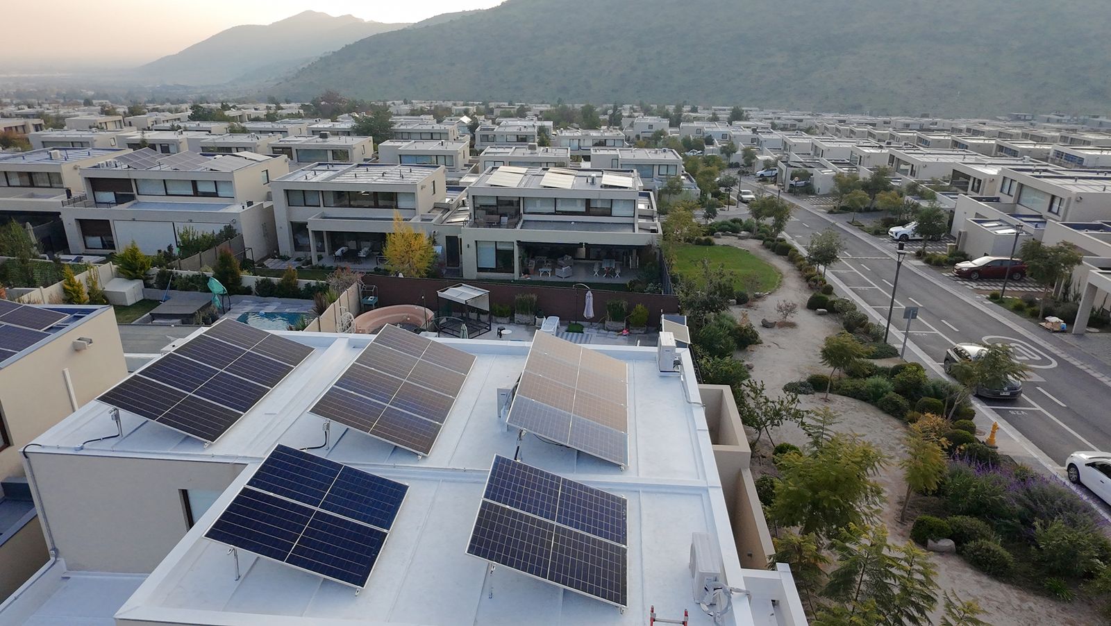 Foto aérea de instalación fotovoltaica con vista a la cordillera