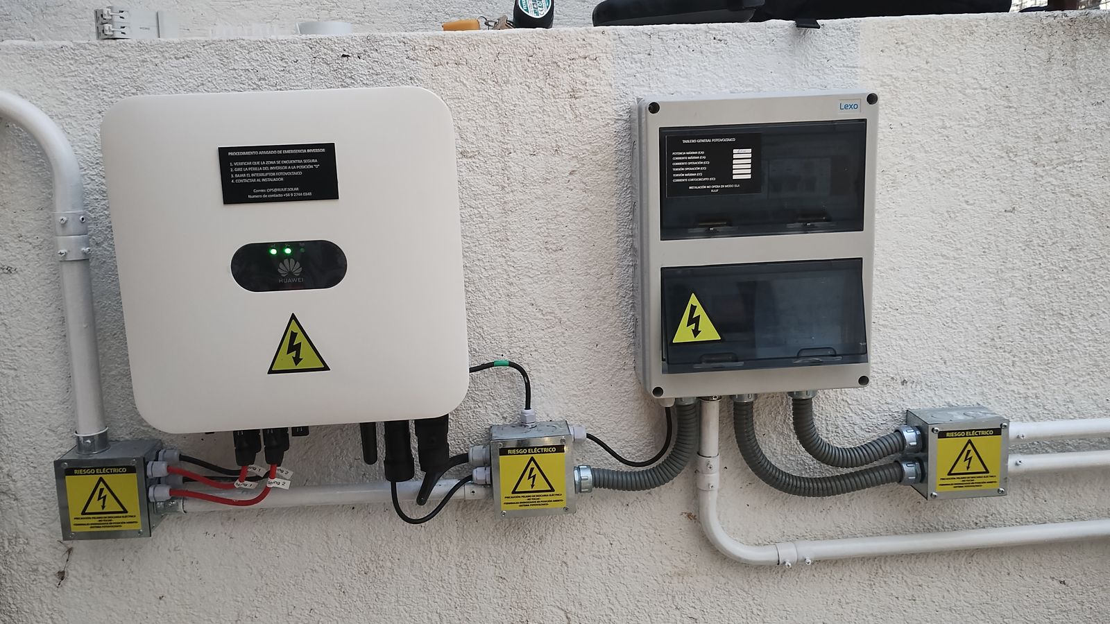 Inversor Huawei y tablero general fotovoltaico instalados en muro exterior
