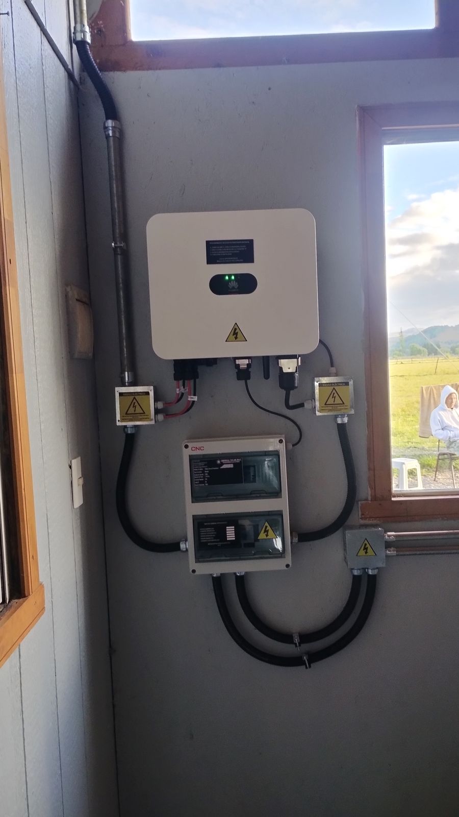 Inversor y tablero eléctrico instalados en interior