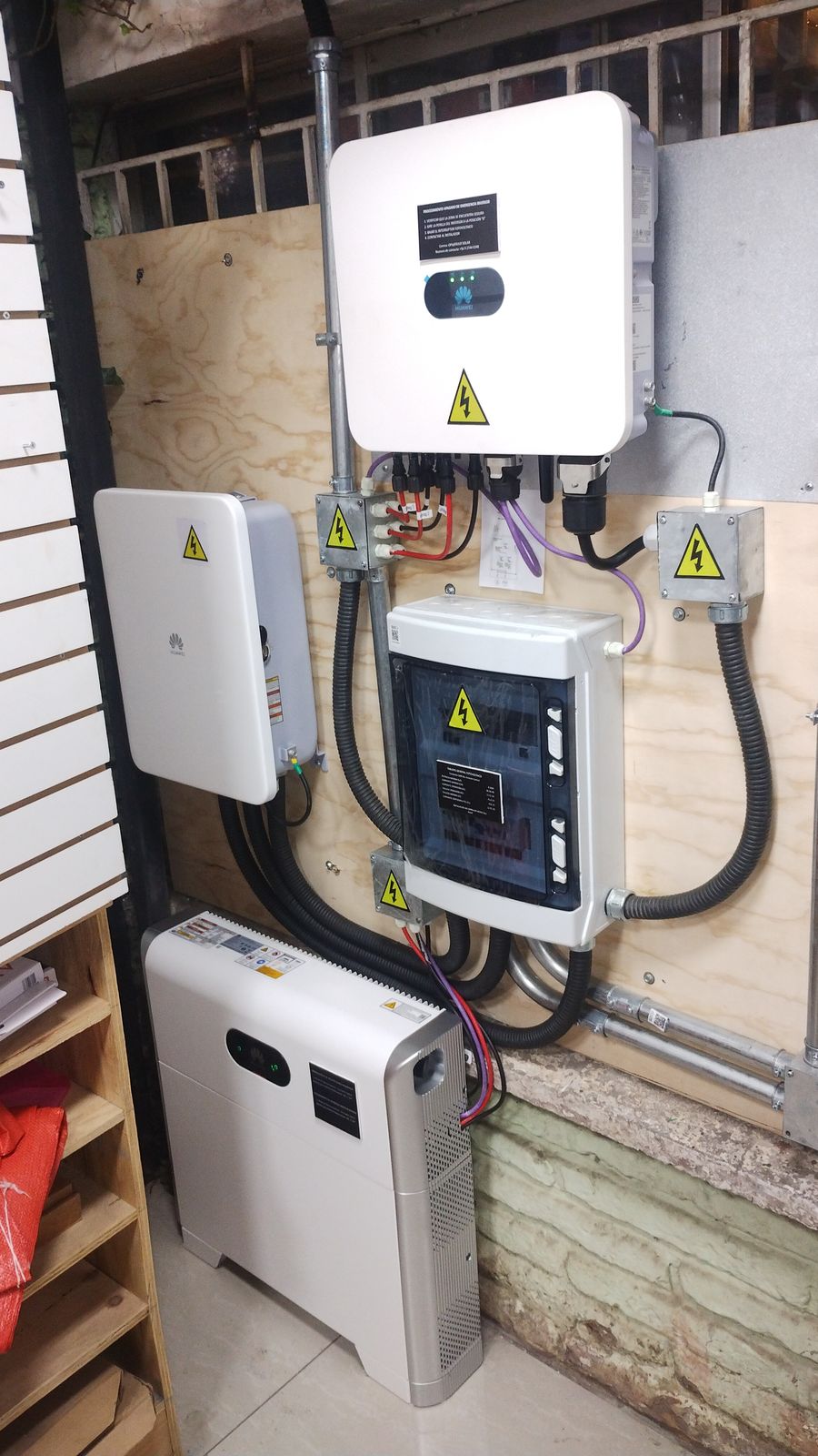 Inversor, batería y tablero eléctrico instalados en muro