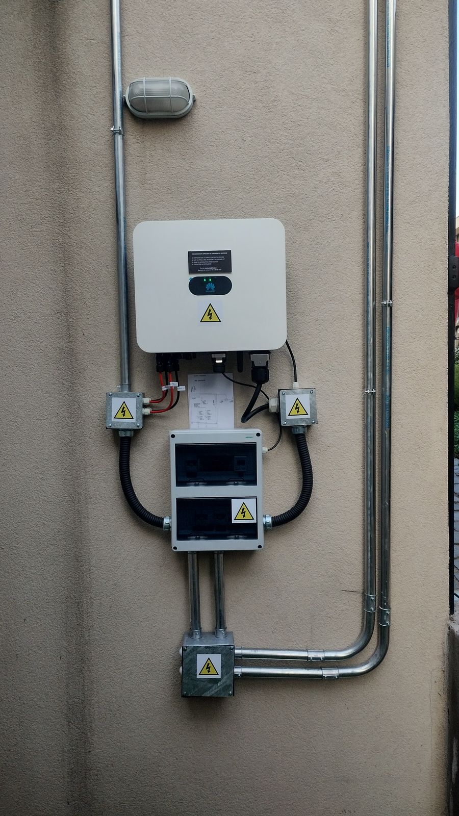 Inversor y tablero eléctrico instalados en muro exterior