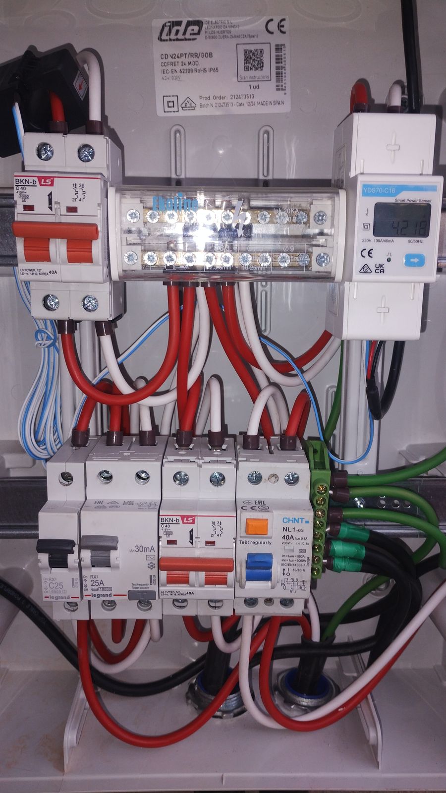 Detalle de tablero eléctrico con protecciones y medidor de consumo