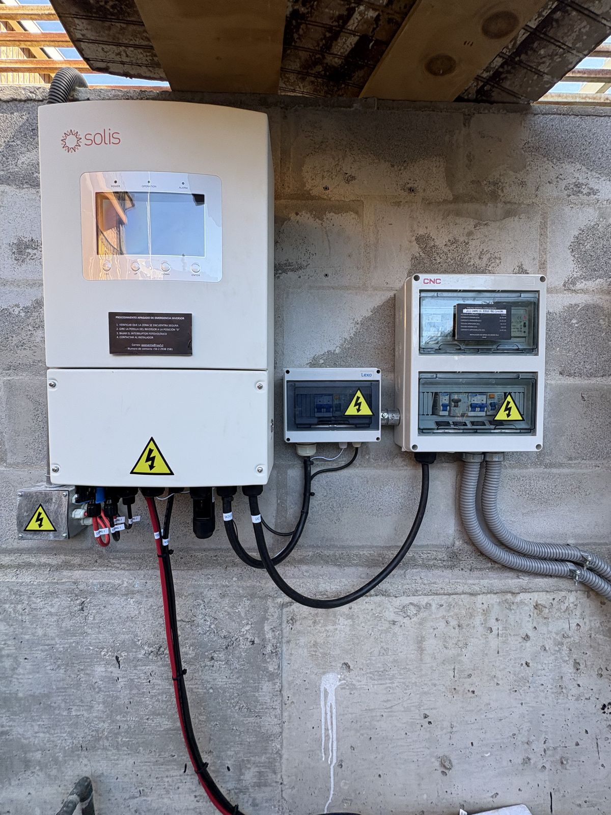 Inversor y tablero eléctrico instalados en muro