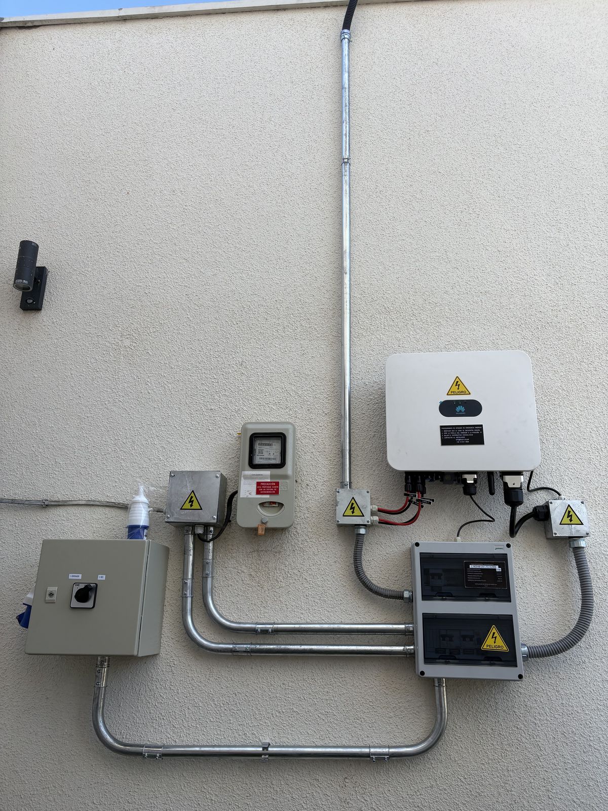 Inversor Huawei y tablero eléctrico instalados en muro exterior