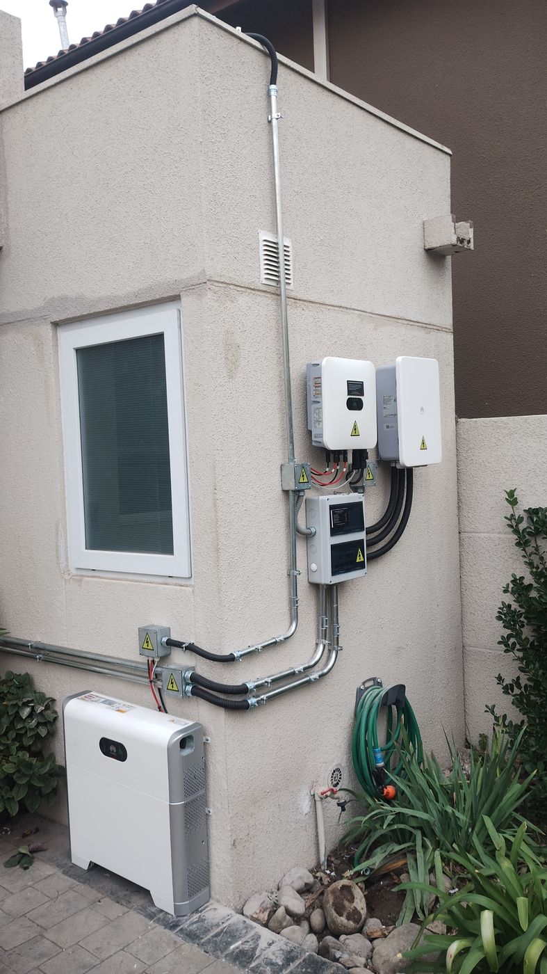 Inversores y tablero eléctrico de instalación fotovoltaica montados en muro exterior