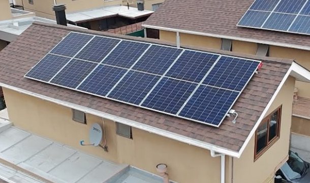 Paneles solares instalados en el tejado de una vivienda residencial